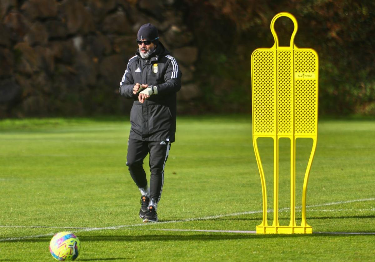 El técnico azul Álvaro Cervera, durante una sesión de entrenamiento en El Requexón.