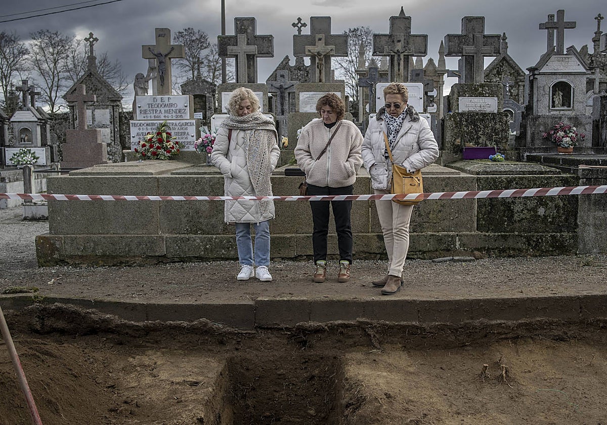 Las nietas del gijonés Abelardo Suárez, con una amiga, durante la apertura de las fosas.