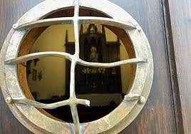 La puerta oeste, con varios daños tras el intento de saqueo a la ermita de Guía en Ribadesella.