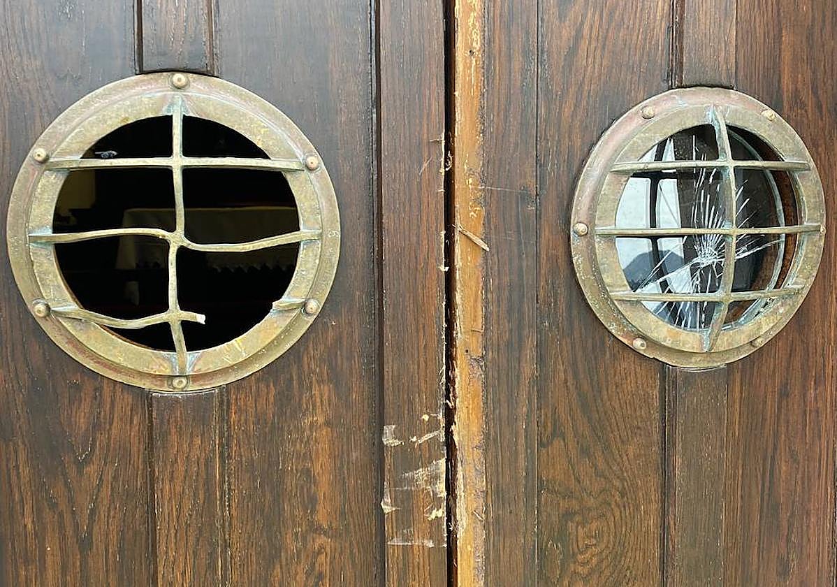 La puerta oeste, con varios daños tras el intento de saqueo a la ermita de Guía en Ribadesella.