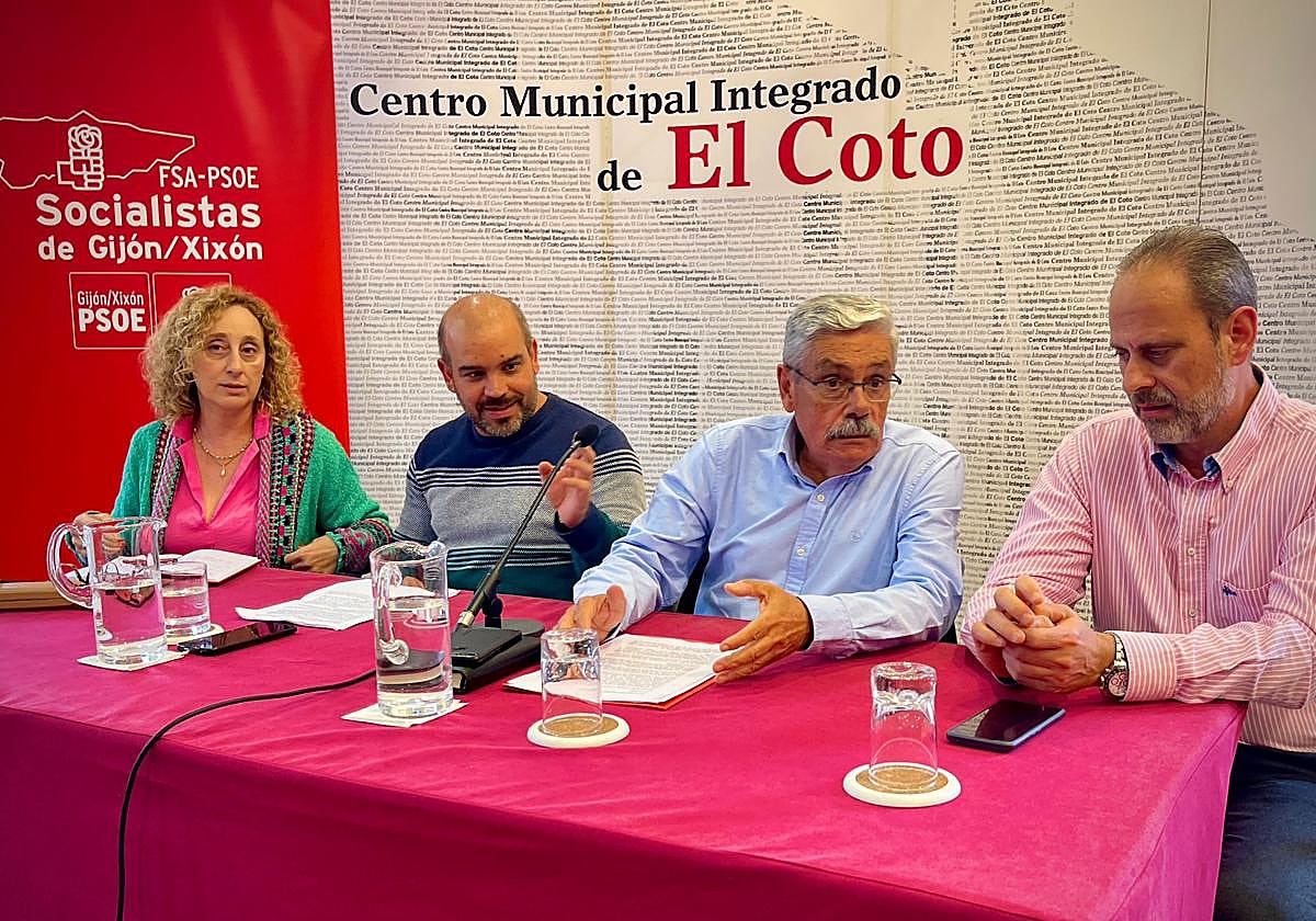 Floro y miembros de su candidatura en un acto con vecinos en El Coto.