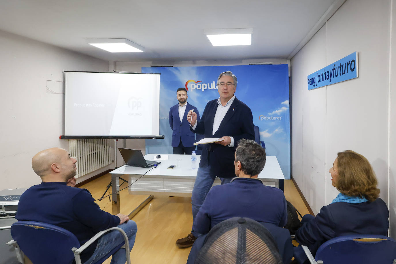 El PP propone reducir el IRPF a los mayores que viven solos para ...