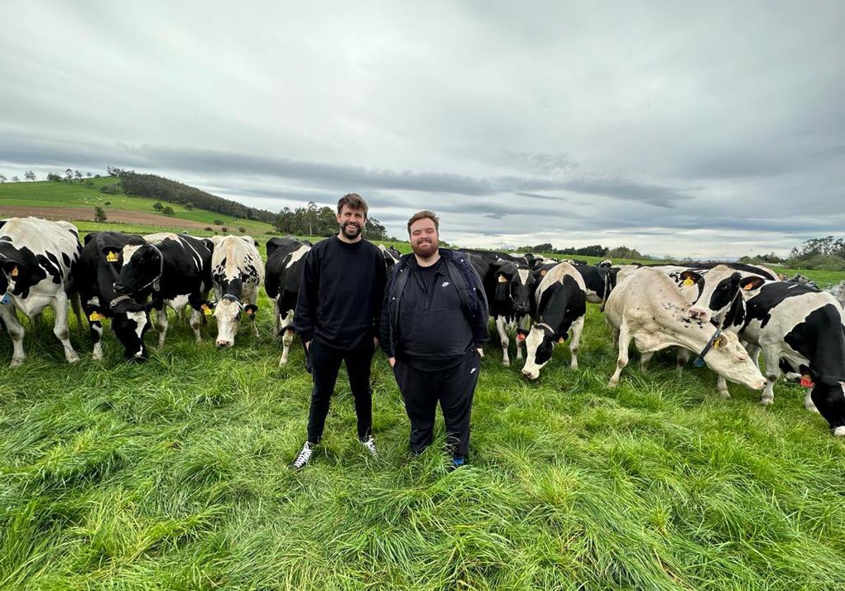 Gerard Piqué e Ibai Llanos, entre vacas frisonas, en la foto que compartió el 'streamer' en sus redes sociales.