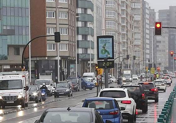 Un ciclista sufre traumatismo craneal grave al ser atropellado en Gijón