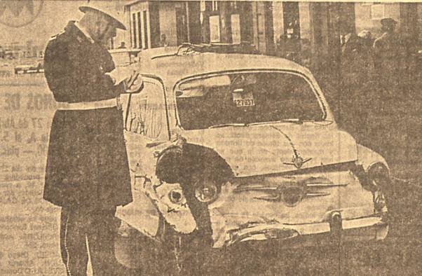 Uno de los coches siniestrados en el caos circulatorio.