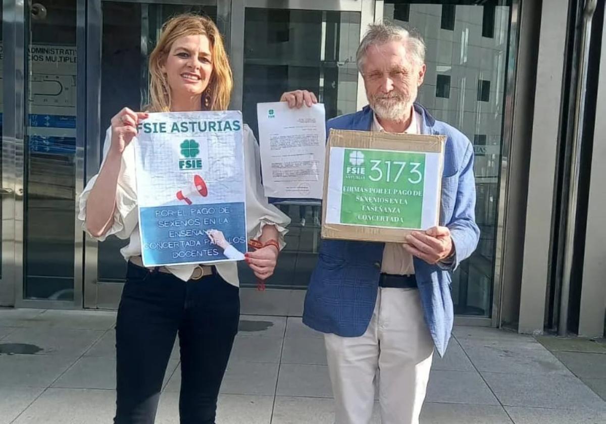 Los representantes de FSIE, a la entrada de la consejería.