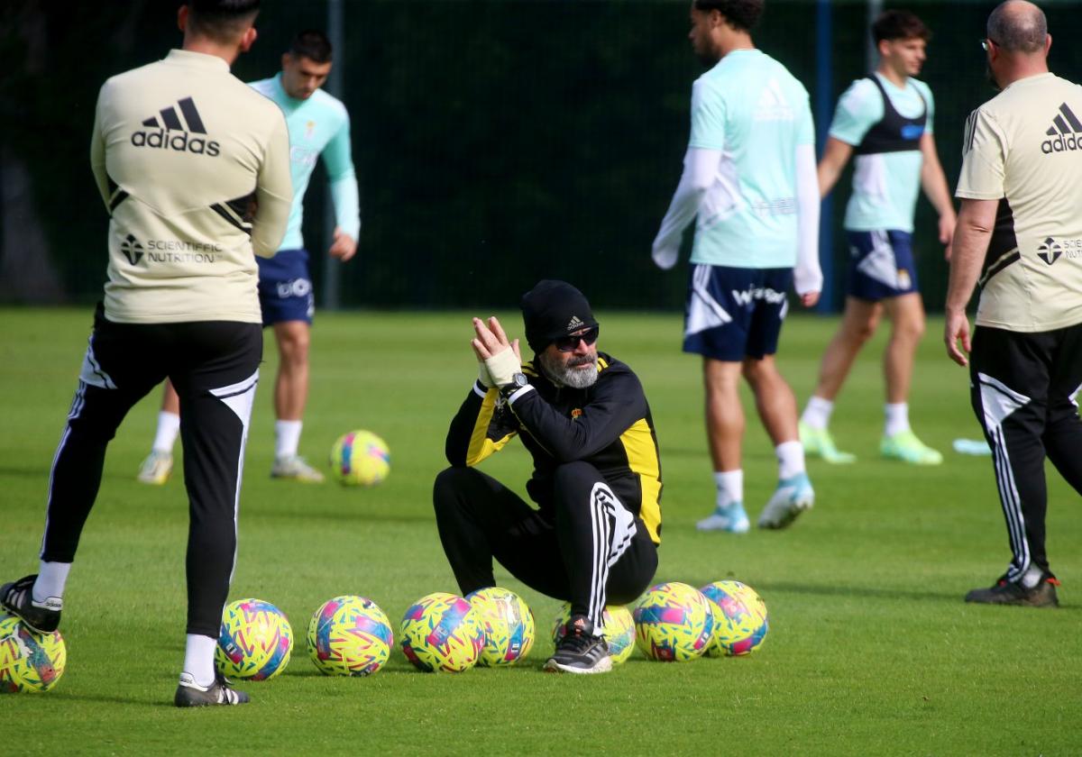 Cervera sigue las evoluciones de sus futbolistas en el entrenamiento de ayer. u Impulso. Álvaro Cervera ha impuesto su sello al equipo.