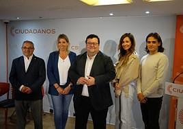 Alfonso Pereira; Tamara González, Luis Pacho, Esther Fernández y Eloy Eyaralar, ayer.
