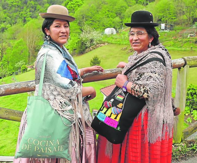 Las cholitas escaladoras Ana Lía Gonzales y Dora Magueño, con la Sierra del Aramo detrás. damián arienza