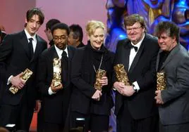 Meryl Streep, con Michael Moore y Pedro Almodóvar, durante la entrega de unos Premios César.