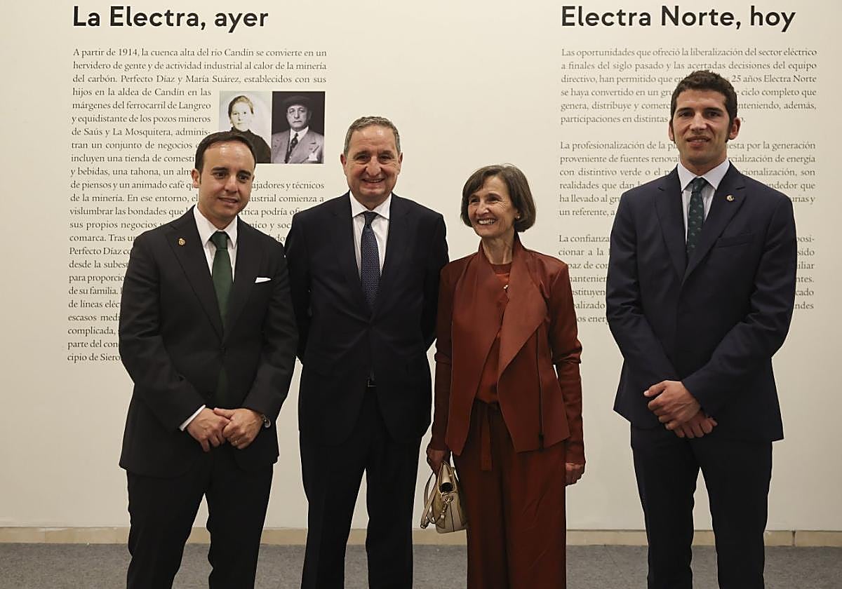 Juan Díaz, Luis Díaz, María Díaz y Pablo Fernández, en la exposición de 'La lluz encesa'.