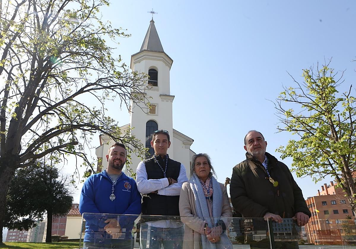 Julián Montaña, Óscar Gómez, María Romaní y Graciano Maujo, de la hermandad de la Sagrada Resurrección.
