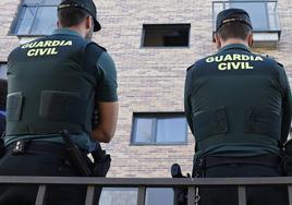 Dos agentes de la Guardia Civil.