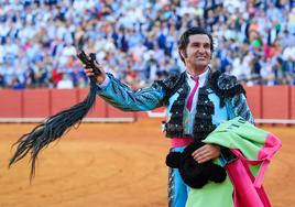 Morante de la Puebla luce su trofeo.