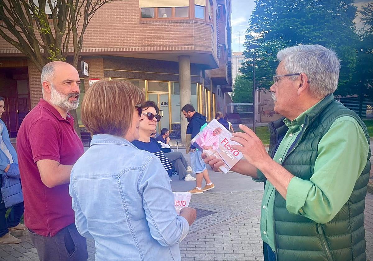 Floro, ayer, charlando con vecinos en el barrio de Laviada.