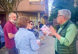 Floro, ayer, charlando con vecinos en el barrio de Laviada.