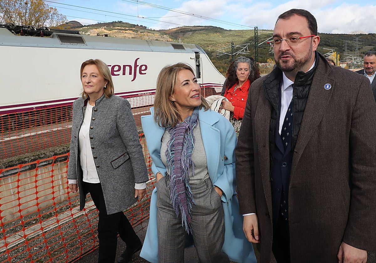 La ministra de Transportes, Raquel Sánchez, con el presidente del Principado, Adrián Barbón, y la delegada del Gobierno, Delia Losa, en la visita a la variante de Pajares el pasado noviembre.