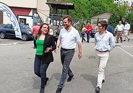 Carolina López, Iván Espinosa de los Monteros y José María Figaredo, en la Feria de Muestras de Tineo.