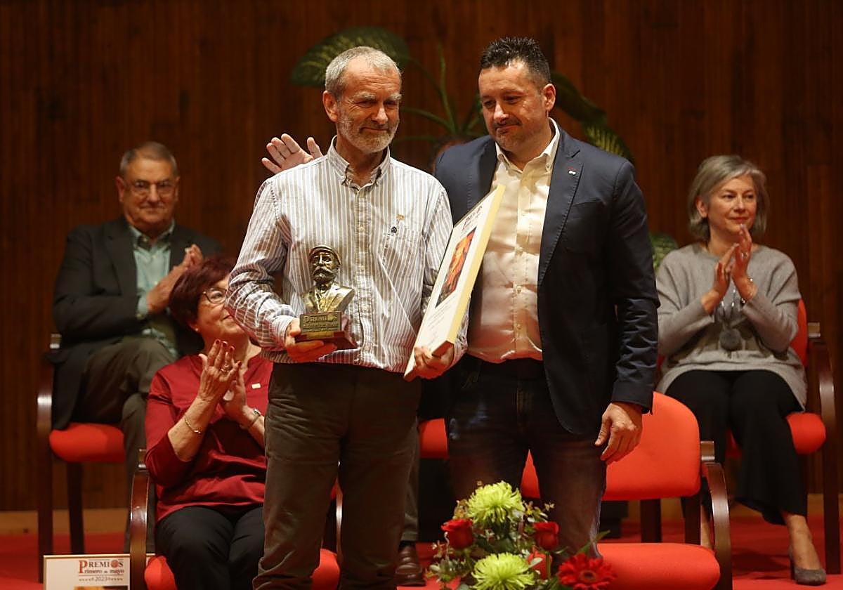 Fernando Simón recibe el galardón de manos de Javier Fernández Lanero.