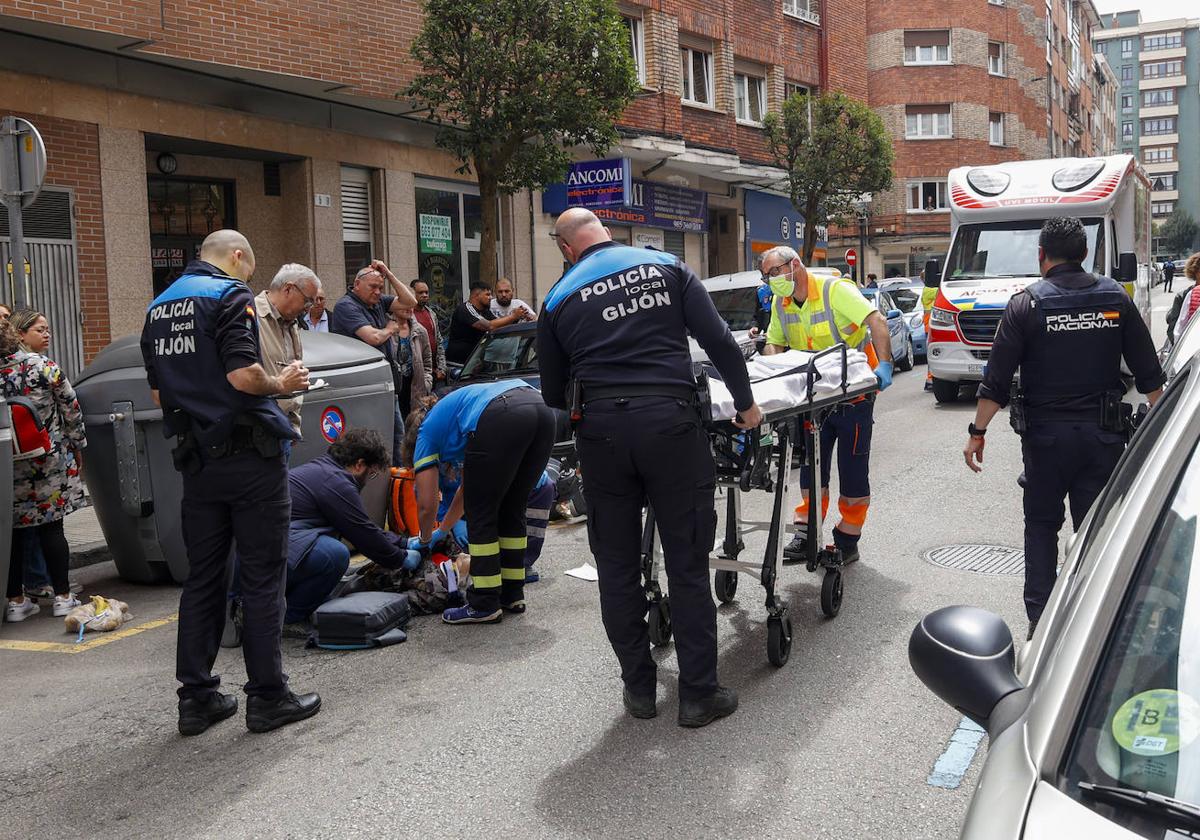 Los sanitarios atienden a la mujer en el lugar del accidente.