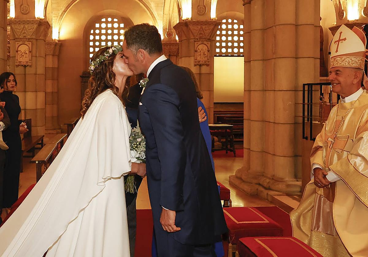 Ángela Pumariega sella su amor en San Pedro