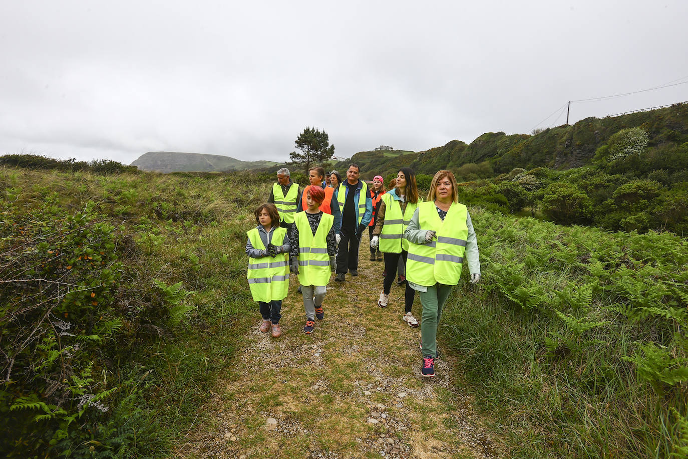 Limpieza masiva de la playa de Xagó