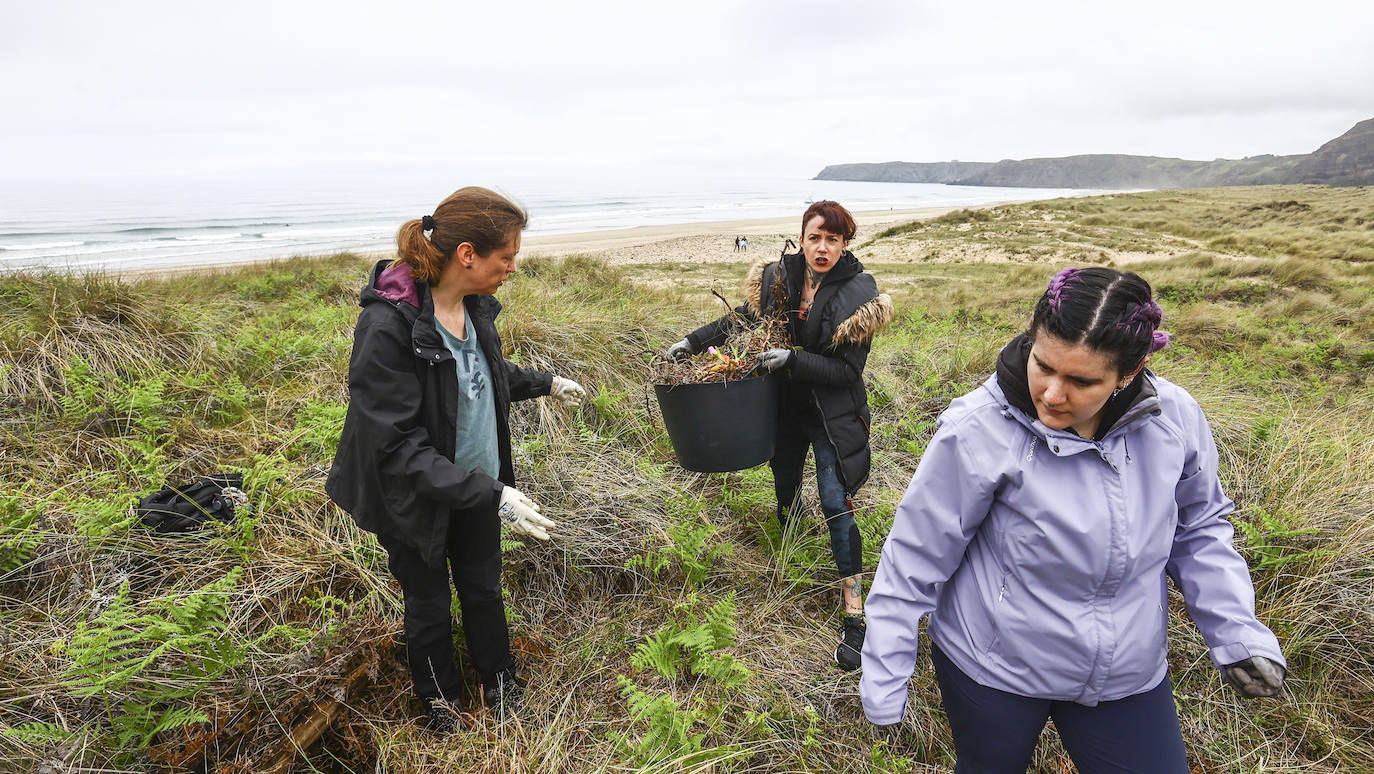 Limpieza masiva de la playa de Xagó