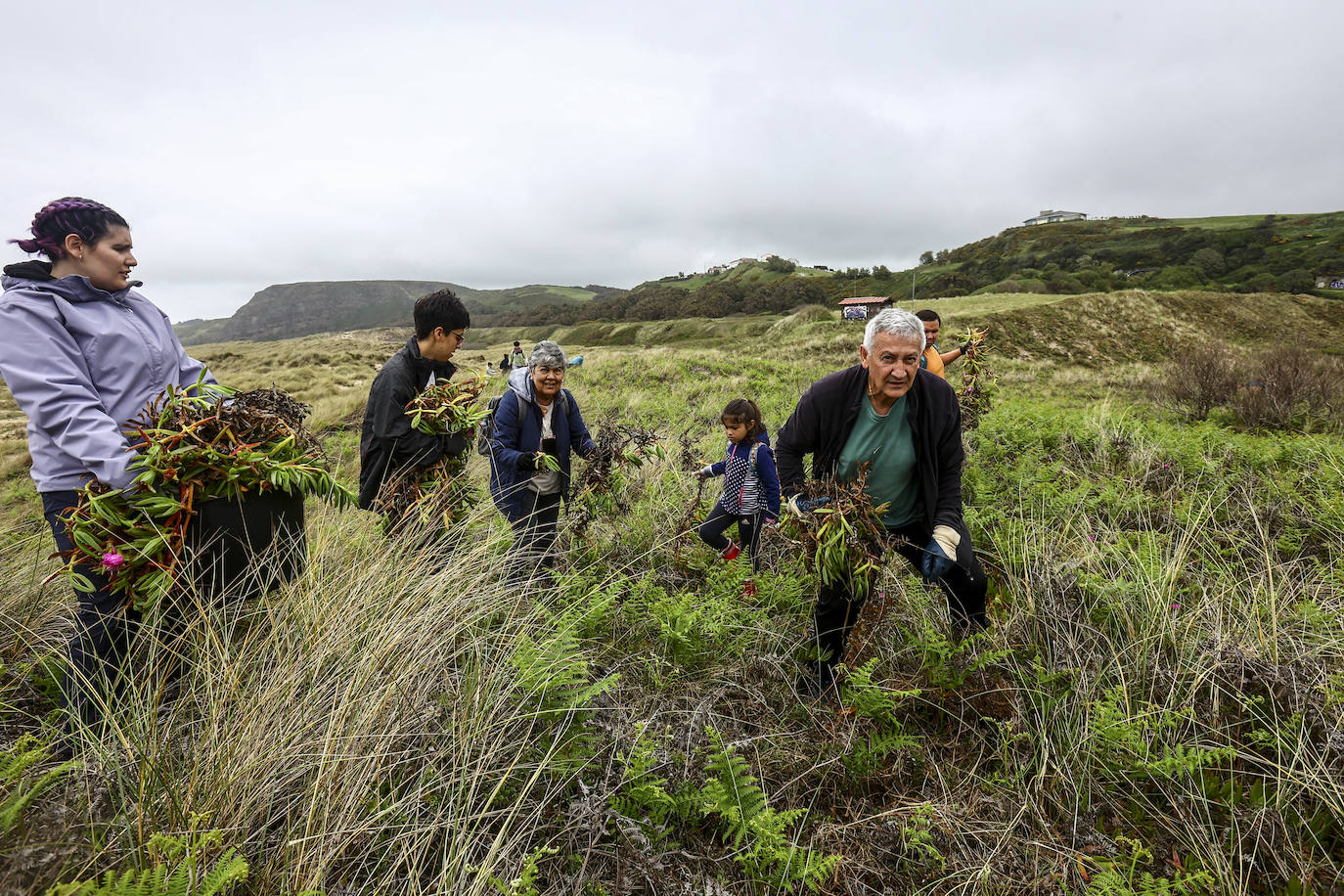 Limpieza masiva de la playa de Xagó
