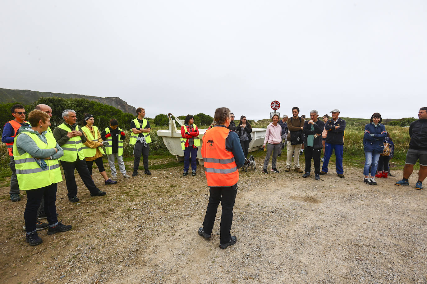 Limpieza masiva de la playa de Xagó