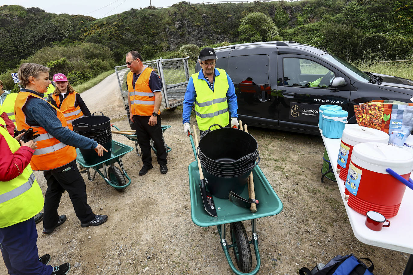 Limpieza masiva de la playa de Xagó