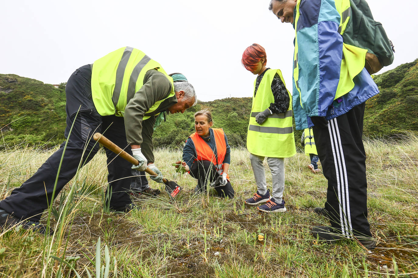 Limpieza masiva de la playa de Xagó
