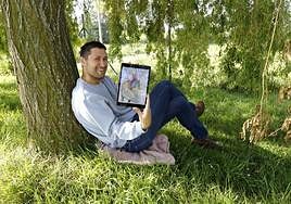 Heber Longás muestra en su tablet uno de sus trabajos en Fombona, donde vive.