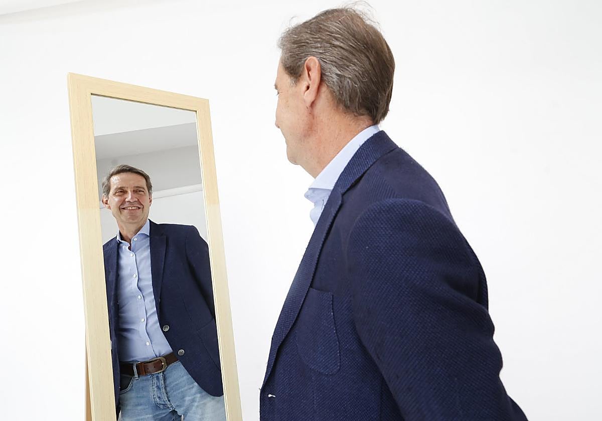 El candidato a la Alcaldía del PSOE, Carlos Fernández Llaneza, frente al espejo. ARNALDO GARCÍA