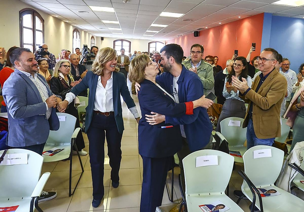 La alcaldesa saluda al diputado avilesino Jesús Ruiz ante la mirada de Pilar Alegría en la sede del partido.