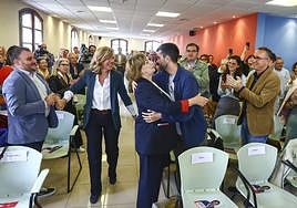 La alcaldesa saluda al diputado avilesino Jesús Ruiz ante la mirada de Pilar Alegría en la sede del partido.