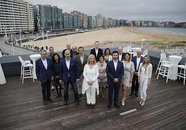 Sara Álvarez Rouco, con el resto de integrantes de su candidatura.