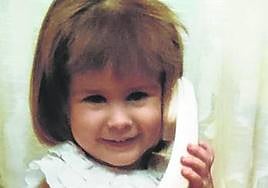 La candidata a la Alcaldía por Cambia Avilés, Sara Retuerto, frente al espejo. ARNALDO GARCÍA