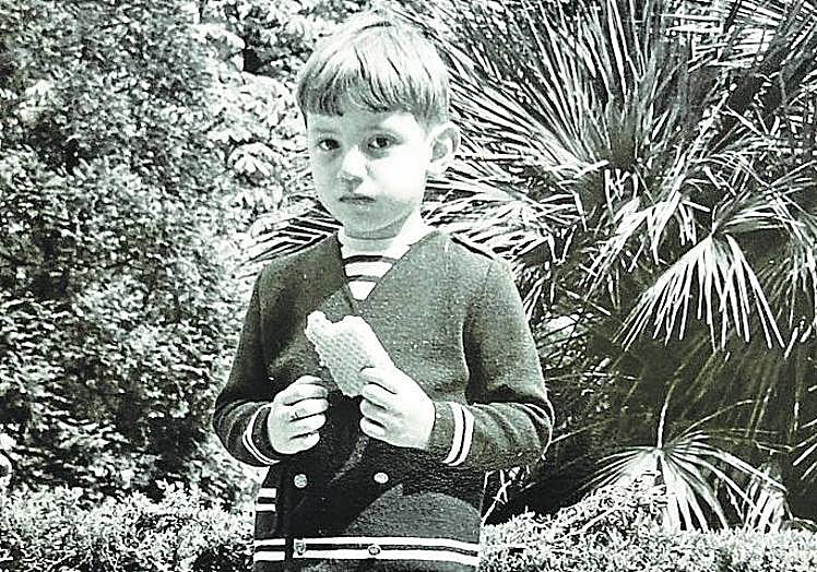 INFANCIA. De niño, en una imagen tomada en el Campo San Francisco, comiendo un barquillo.