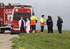 Bomberos, policías y sanitarios en el cerro de Santa Catalina, tras el hallazgo del cuerpo.