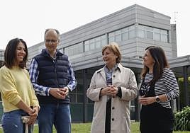 Aida Vázquez, Juan Carlos Guerrero y Ana Suárez Guerra, ayer con Monteserín en el centro Europa.