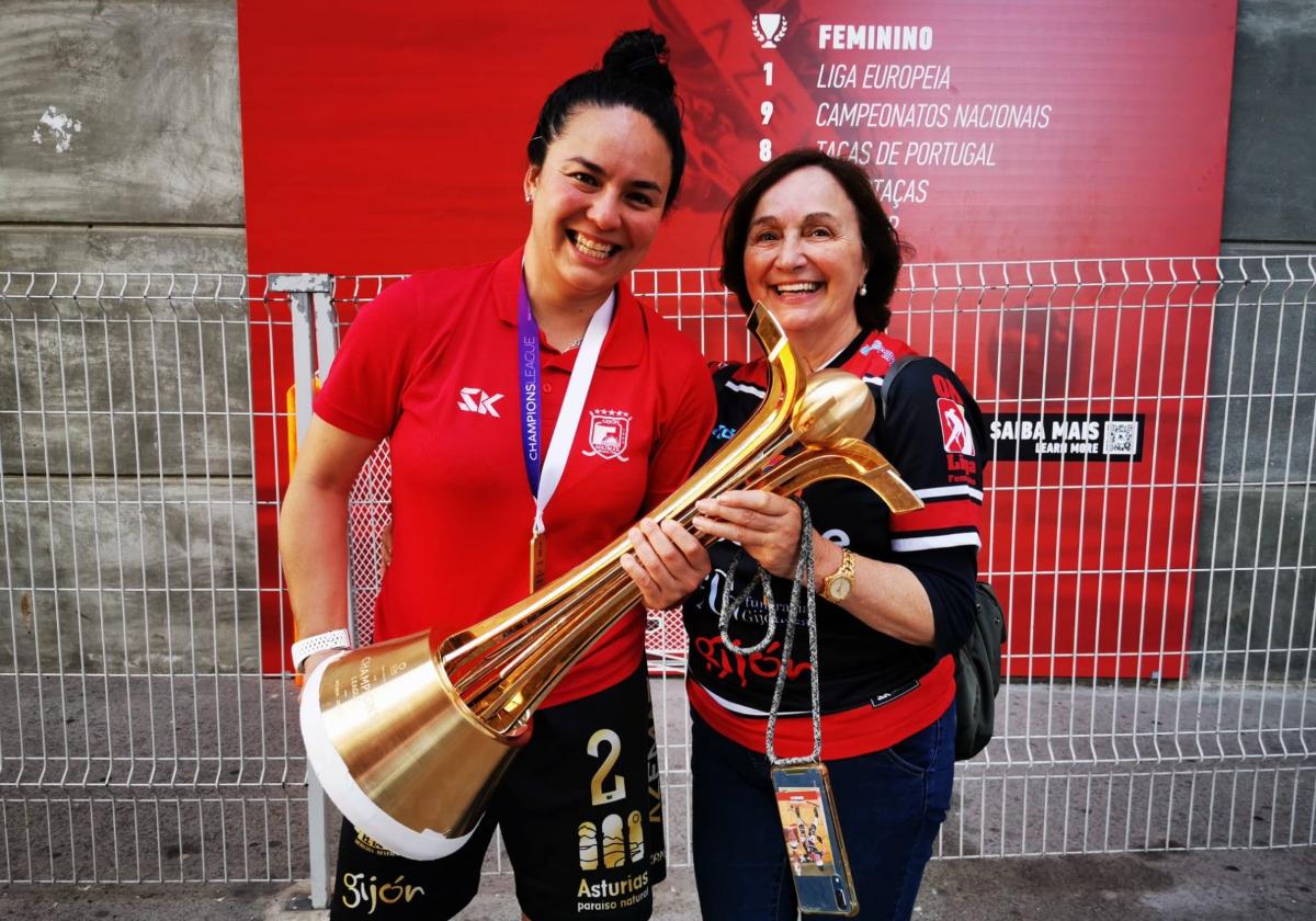 Natasha Lee levanta su séptima Copa de Europa junto a su madre, Manuela Suárez.