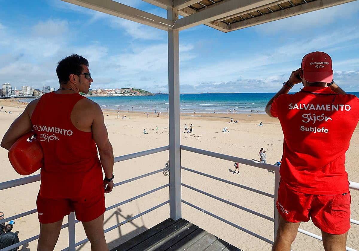 San Lorenzo inaugura la temporada de baños con «bastante arena» y bandera amarilla