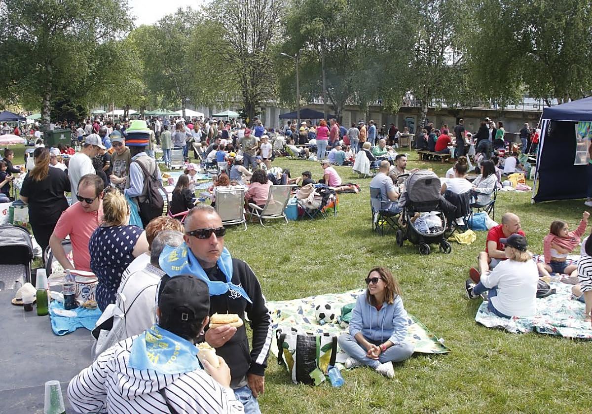 El prao de Overo se llenó de grupos a medida que se fue aproximando la hora de comer.