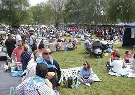 El prao de Overo se llenó de grupos a medida que se fue aproximando la hora de comer.