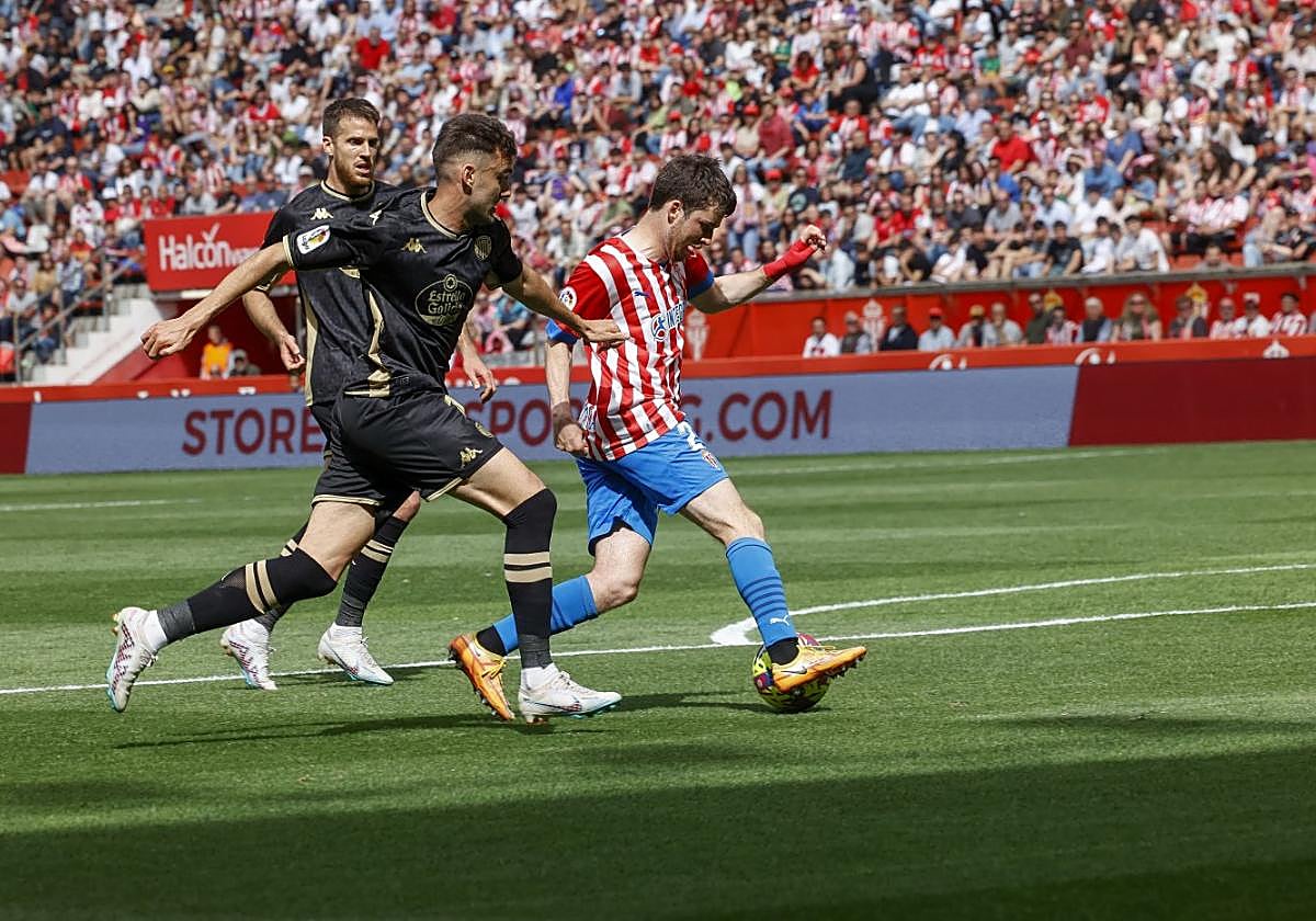 Guille Rosas deja atrás a Andoni López antes de colocar el balón para golpear con su bota izquierda.