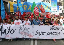 La cabecera de la manifestación del Primero de Mayo convocada por UGT y CC OO en las calles de Oviedo, con Javier Fernández Lanero y José Manuel Zapico, en el centro.