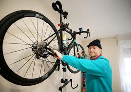 Roberto González, con la bicicleta con la que hacía deporte durante la enfermedad.