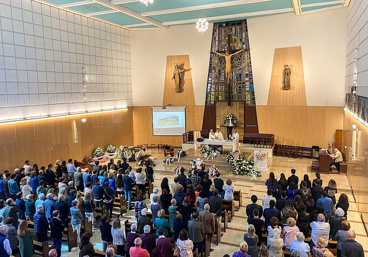 La iglesia del Corazón de María, abarrotada, para dar un último y sentido adiós a la joven Claudia.