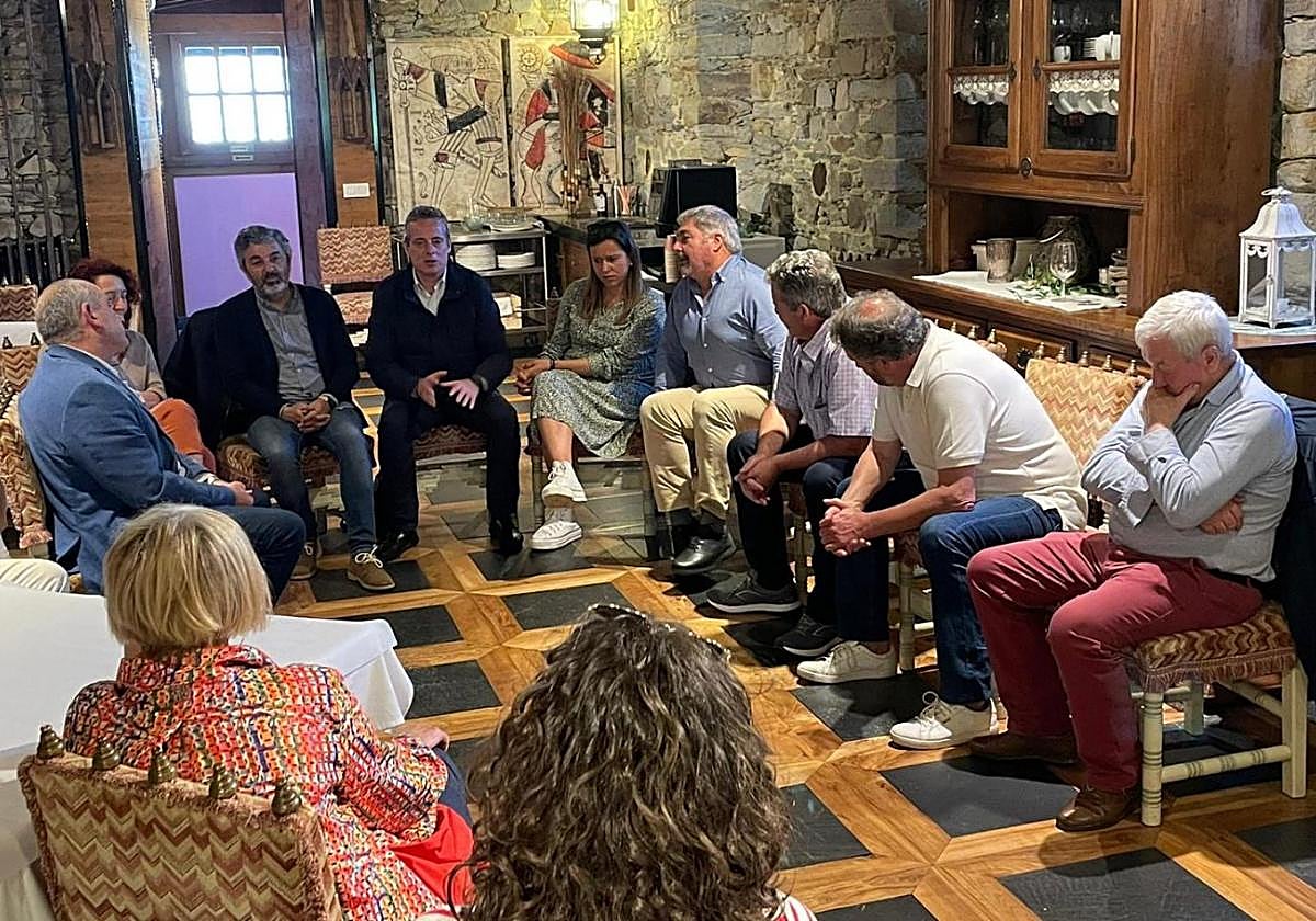 Alejandro Calvo, junto a Marcelino Marcos, Alba Álvarez y Cecilia Pérez en la reunión que mantuvo con ganaderos de El Franco.