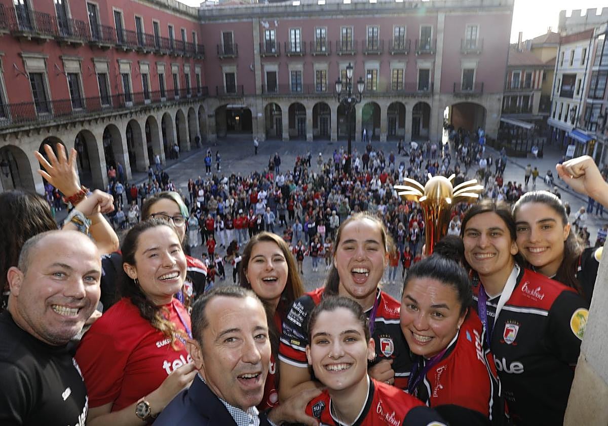 Jagadoras y técnicos, en el balcón del Ayuntamiento.